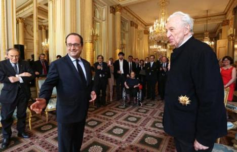Pierre Soulages élevé au rang de Grand-croix de la Légion d'Honneur par François Hollande en 2015.