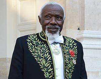 Ousmane Sow en habit d'académicien en 2013 © Photo Brigitte Eymann / Académie des beaux-arts