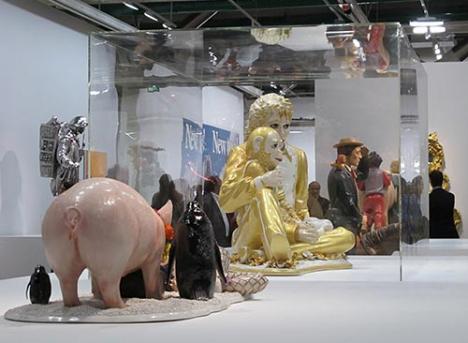 Vue de la rétrospective Jeff Koons au Centre Pompidou, à gauche la pièce <em>Fait d'hiver</em> qui elle aussi a été retirée de l'exposition suite à un litige avec le publicitaire d'une campagne Naf Naf - Photo Ludovic Sanejouand