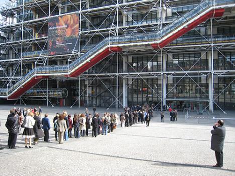 File d'attente devant le Centre Pompidou à Paris © photo Ludovic Sanejouand