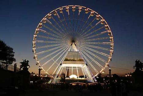 La grande roue, vue de nuit entre le jardin des Tuileries et la place de la Concorde, à Paris
