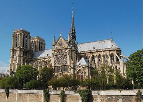 La cathédrale Notre-Dame de Paris, vue de la façade sud le long de la Seine