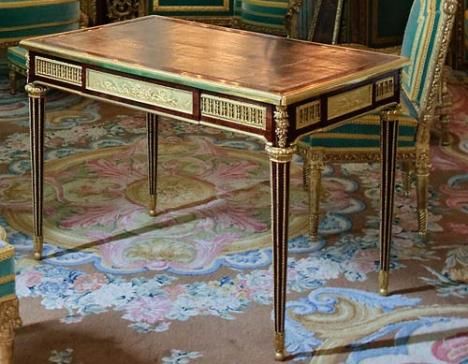 Table à écrire de Marie-Antoinette datant de 1783 et réalisée par le célèbre ébéniste Jean-Henri Riesener (1734-1806). Vendue par la galerie Kraemer en 2011, elle est exposée dans le Cabinet Doré au Château de Versailles.