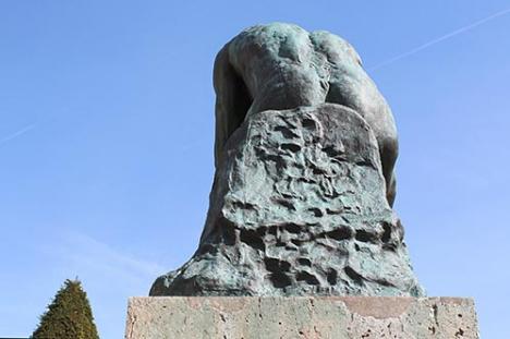 Le Penseur de Rodin vu de dos dans le jardin du Musée Rodin à Paris - Ludosane