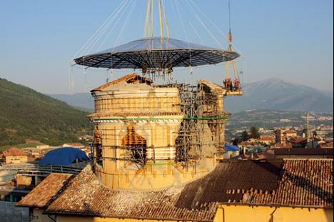 Les pompiers installent une couverture sur l'église Anime Sante, à L'Aquila © Vigili del Fuoco