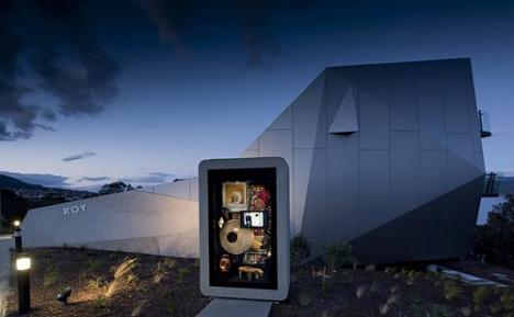 Un cabinet de curiosités devant un des 8 pavillons prévus pour héberger le visiteur - © MONA