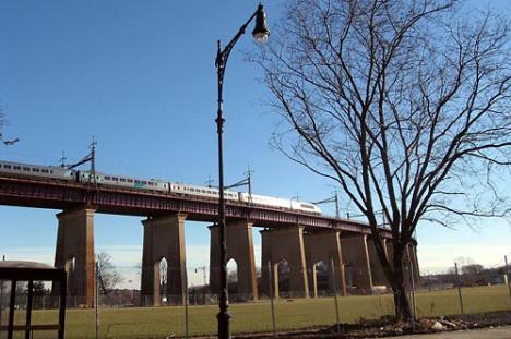 L'Acela Express traversant Randall's Island - 2009 - Photo : Jim Henderson