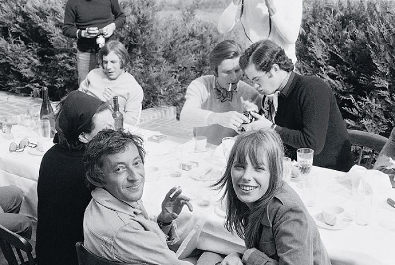 Serge divertissant Jane et Régine lors d’un déjeuner, 1969
