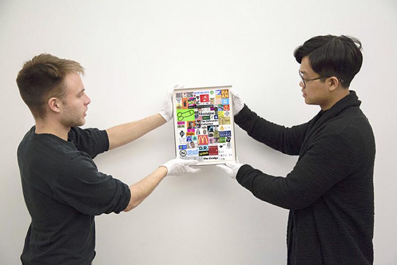 Nikolas Bentel et Ho Jae Kim tenant Erased Rauschenberg