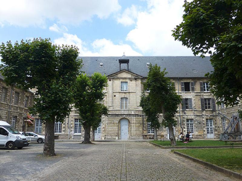 L'Ecole nationale supérieure d'art de Bourges est installée dans l'ancien Collège des Jésuites. L'édifice fait partie des monuments historiques. Photo Ji-Elle
