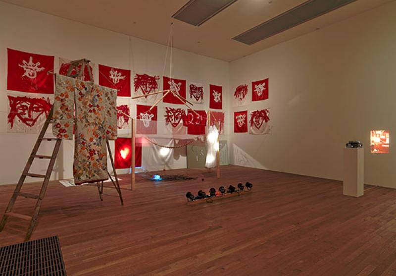 Joan Jonas, <em>The Juniper Tree</em>, 1976-1994, installation, collection Tate, Londres.