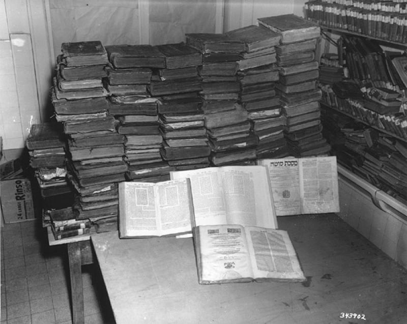 Livres spoliés par les nazis récupérés et présentés à Heidelberg le 11 Mai 1950.