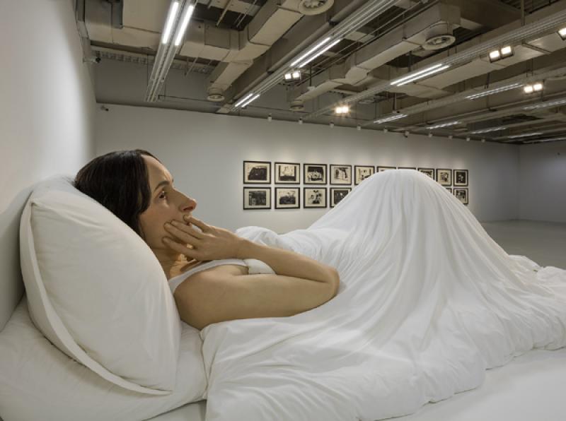 Ron Mueck,<em>In Bed</em>, 2005, vue de l'exposition " A Beautiful Elsewhere", Power Station of Art, Shanghai.