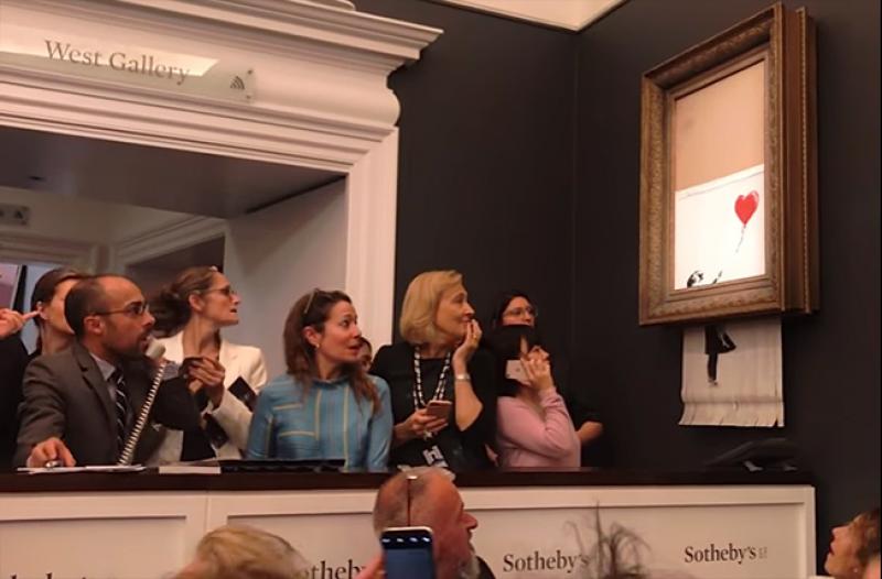 Capture d'écran de la vidéo mise en ligne par Banksy et montrant l'autodestruction de son oeuvre lors d'une vente aux enchères chez Sotheby's à Londres, le 5 octobre 2018.