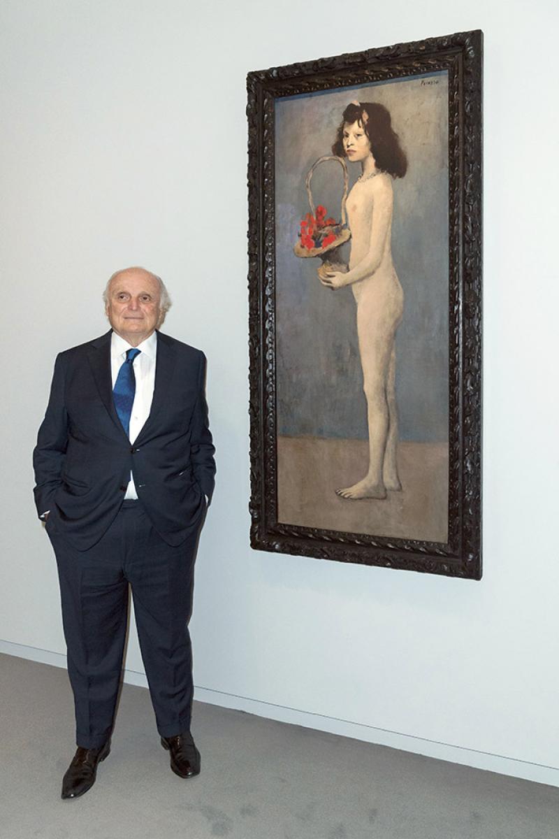 David Nahmad devant le tableau Fillette à la corbeille fleurie de Picasso