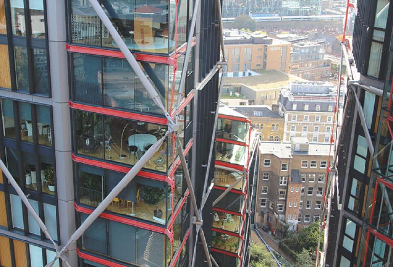 Vue de la terrasse de la Tate Modern sur les appartmements d'une des 4 tours en verre du complexe immobilier Neo Bankside © Photo Ludovic Sanejouand