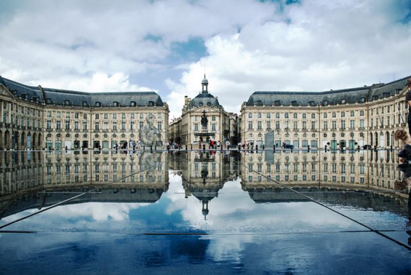  Le Miroir d'eau sur la Place de la Bourse avec l'Hôtel et le Palais de la Bourse, Bordeaux - Photo Xellery
