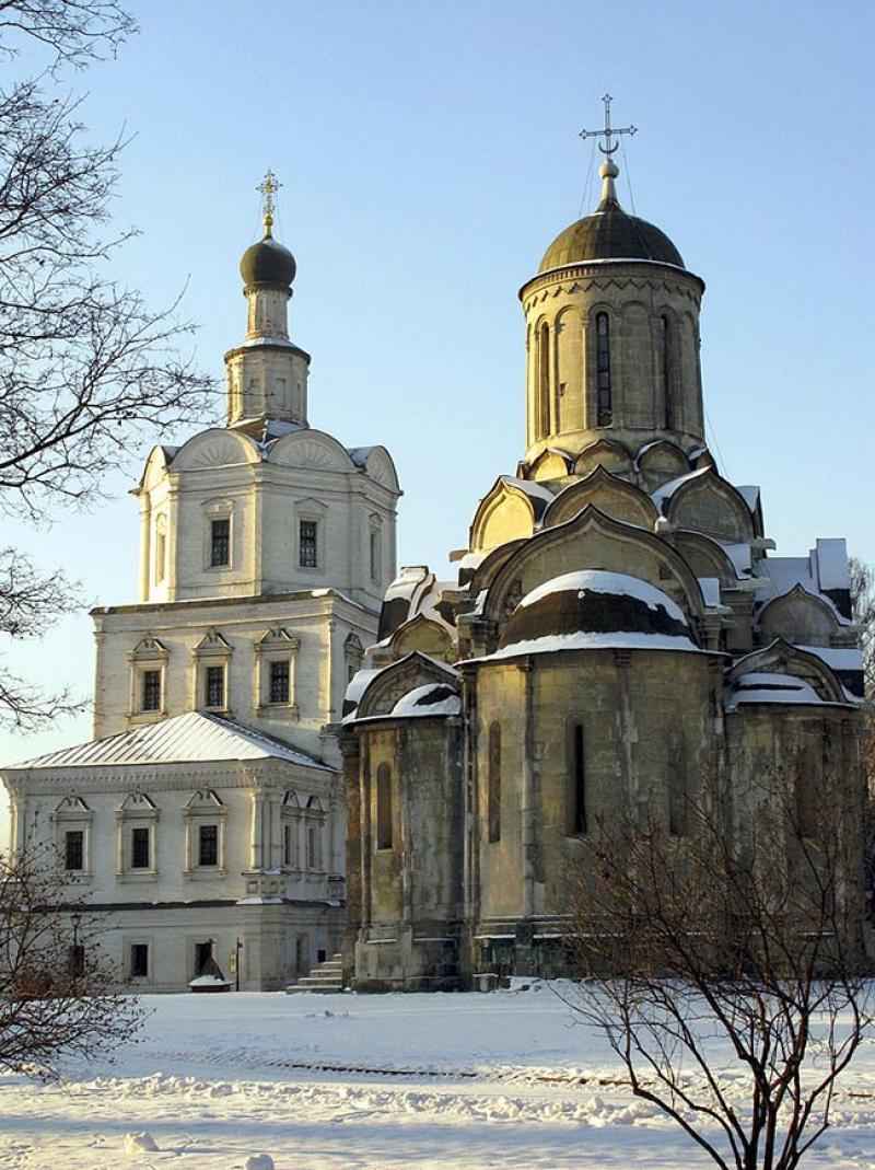 Église de l'archange Saint-Michel et à droite la cathédrale du Sauveur du monastère Andronikov à Moscou