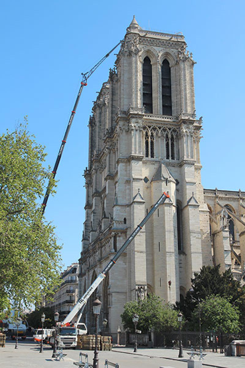 2 grues s'activent autour de Notre-Dame, le 20 avril 2019