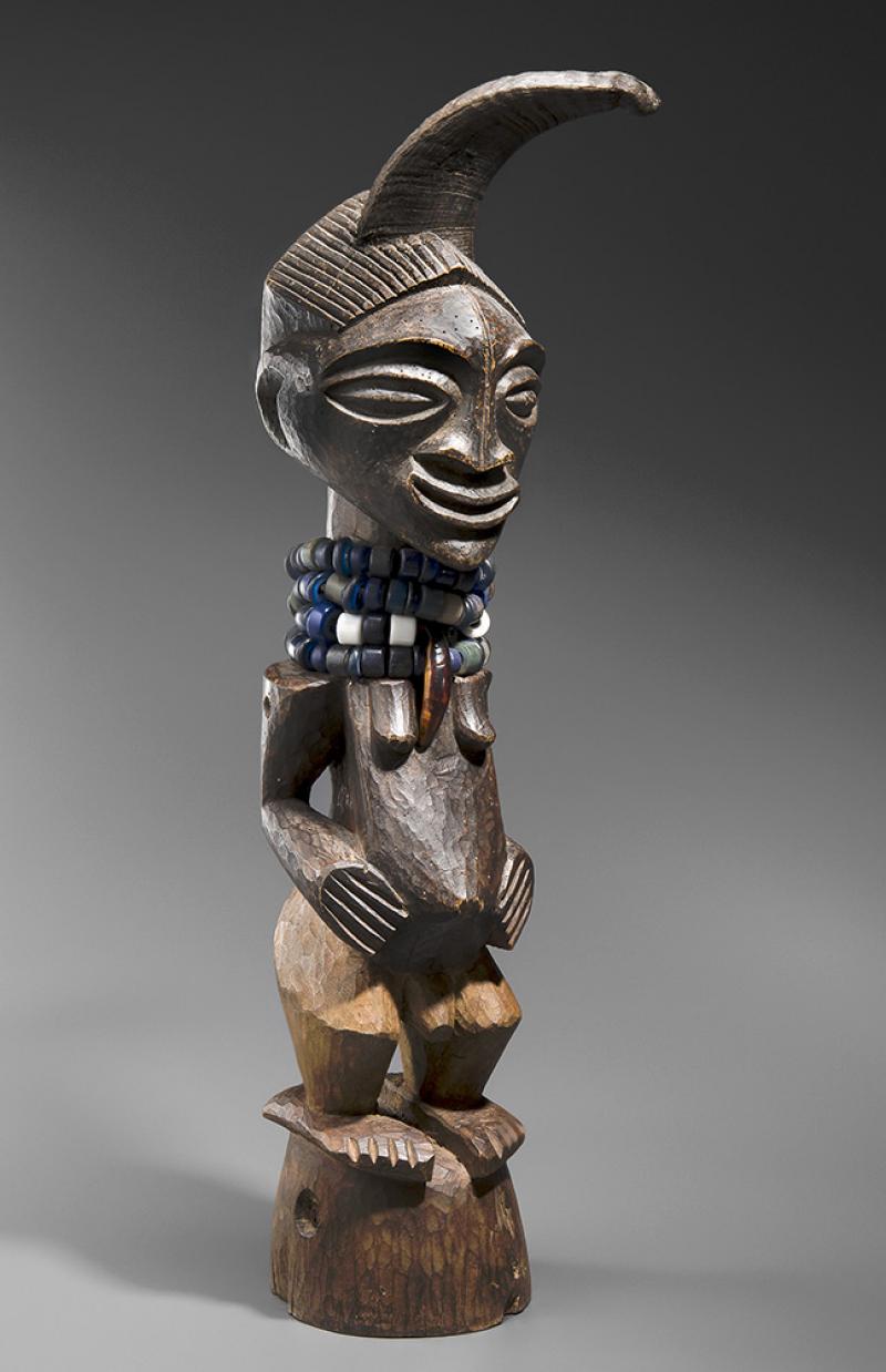 Statuette Songyé, République Démocratique du Congo, bois, perles de verre et corne, hauteur : 44 cm, galerie Eric Hertault, Paris. © Photo Dick Beaulieux