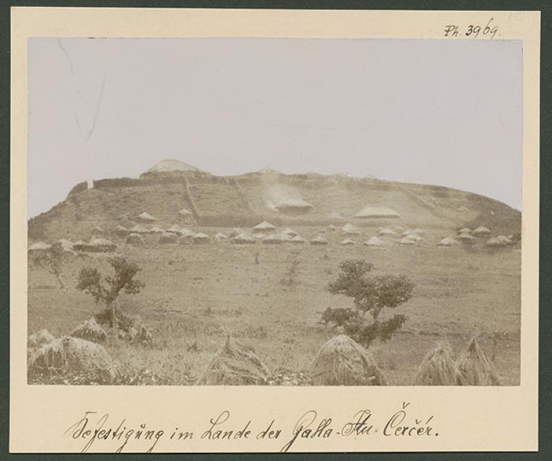 Arthur Rimbaud, Fortification en pays des Gallas Itous. Monts Tchercher, Ethiopie, 1887. © Photo Weltmuseum de Vienne.