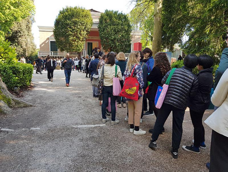 File d'attente pour entrer dans le pavillon français à la biennale de Venise © Photo  F. Simode, le 9 mai 2019