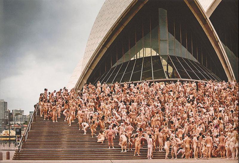 Happening de l’artiste Spencer Tunick devant l’Opera de Sydney en avril 2011. © Photo NAP310