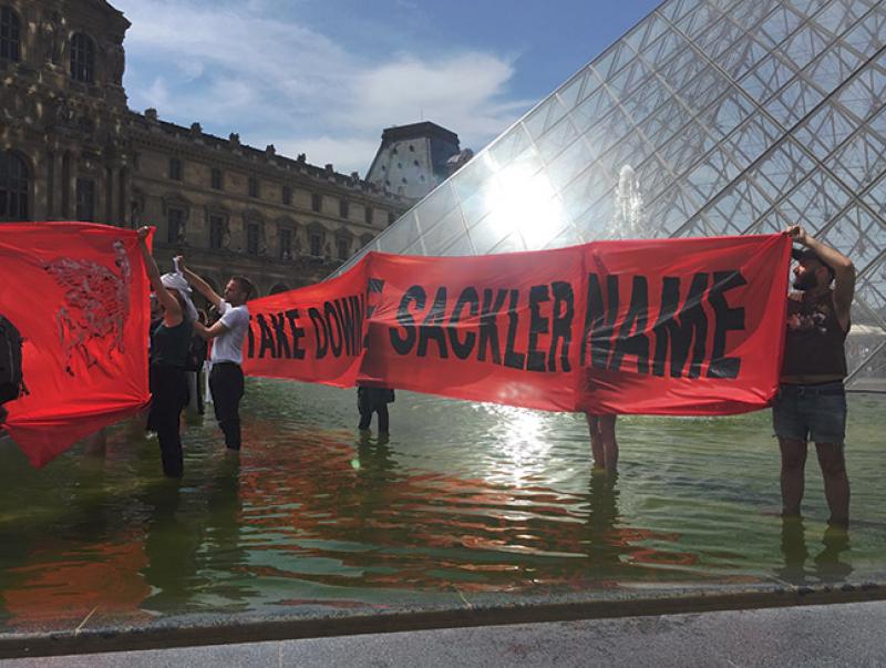 Manifestation menée par Nan Goldin pour réclamer la débaptisation de l'aile Sackler du musée du Louvre, le 3 juillet 2019 - Copyright photo P.A.I.N