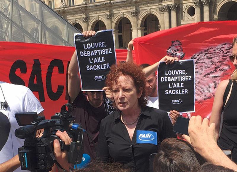 Manifestation menée par Nan Goldin pour réclamer la débaptisation de l'aile Sackler du musée du Louvre, le 3 juillet 2019 - Copyright photo P.A.I.N