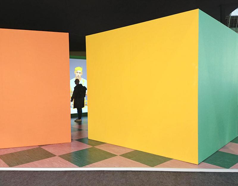 L'installation des 4 vidéos d'Alex Da Corte, The Superman (2018), sur le stand de la Galerie Sadie Coles HQ (Londres) à la Fiac 2019 © Photo LudoSane