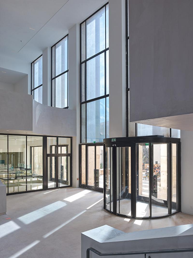 Le nouveau hall d’entrée du Musée d’art moderne de Paris © Photo Stéphane Chalmeau/h2o architectes/Studio GGSV.