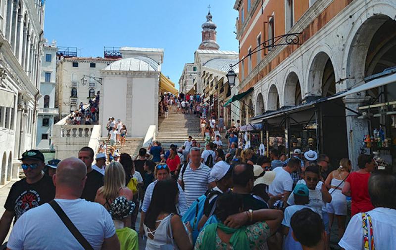 Des touristes sur le pont Rialto à Venise, le 31 juillet 2019  © Photo Ludovic Sanejouand