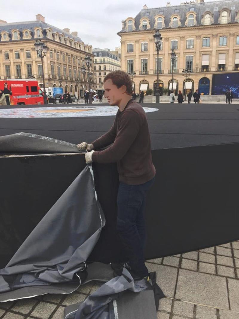Le piédestal de la citrouille de Yayoi Kusama en cours de démontage sur la place Vendôme à Paris, dans l'après-midi du jeudi 17 octobre 2019 © Photo Le Journal des Arts