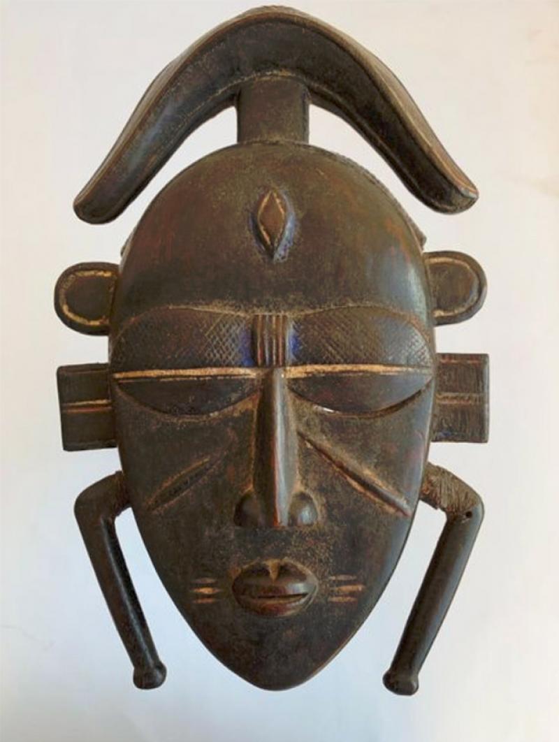 Masque Djimini, Côte d'Ivoire, 1ère moitié du XXe siècle, bois sculpté, textile, traces de pigments, ht. 28 cm. © Pousse-Cornet