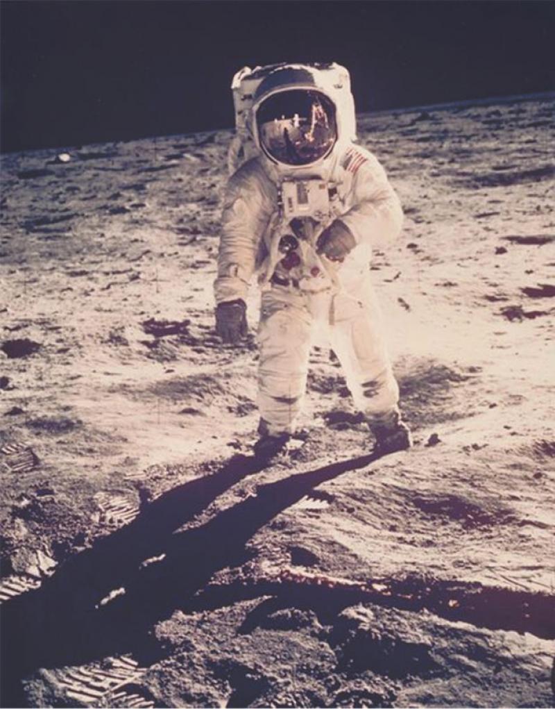 Neil Armstrong, Buzz Aldrin sur la Lune, 1969, épreuve chromogénique d'époque sur papier A Kodak Paper, 20 x 20 cm. © Vermot et Associés