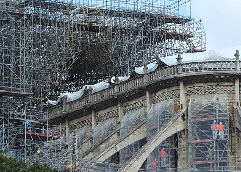 Des ouvriers sur le chantier de la Cathédrale Notre-Dame de Paris, le 27 avril 2019 © Photo Ludovic Sanejouand