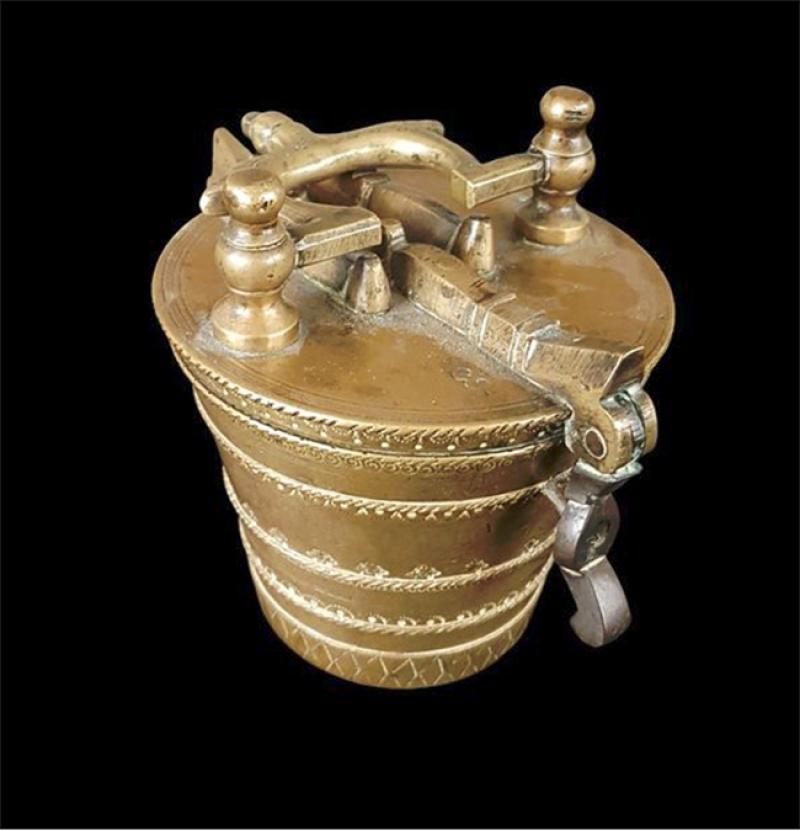 Pile de poids de 20 livres à boîtier de 10 livres. Anse mobile à deux dauphins stylisés sur deux quillons en balustres et fermeture à moraillon © Vermot/Drouot Online.