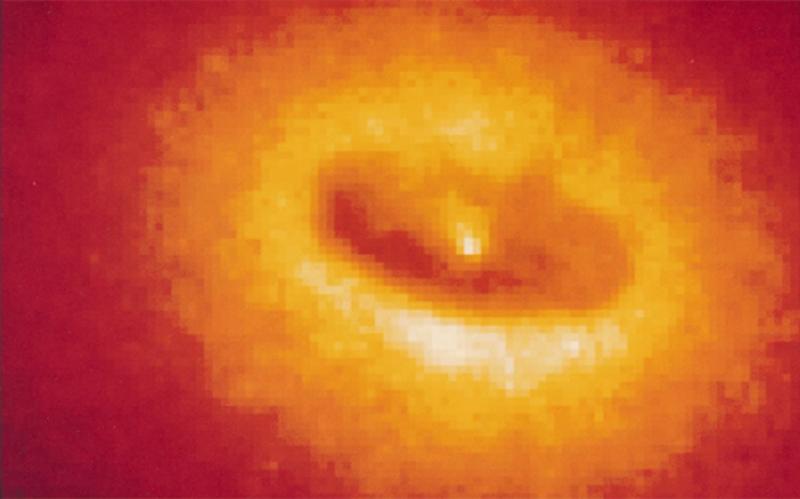 Télescope Hubble, Disque géant de gaz froid et de poussière alimentant un trou noir présumé, tirage chromogénique d'époque sur papier Kodak, 20 x 25 cm. © Vermot et Associés