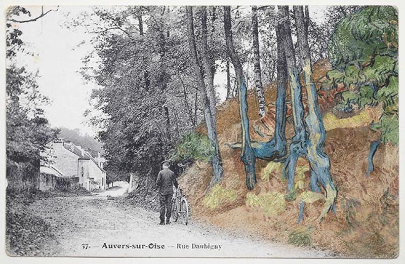 Carte postale de la Belle Epoque qui représente un homme sur la rue Daubigny avec à à droite une partie colorisée montrant l'emplacement du sujet du tableau Racines de Van Gogh ©  Wouter van der Veen