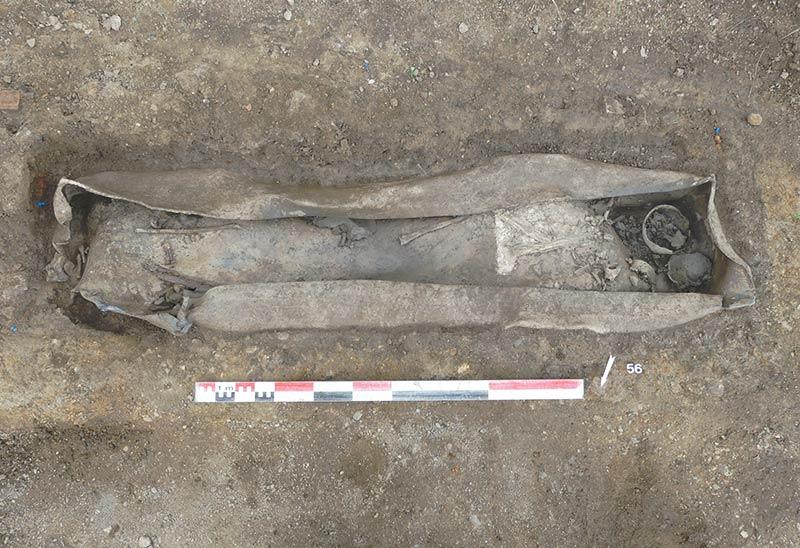 Cercueil en plomb, contenant le crâne et les ossements conservés, découvert lors des fouilles à Autun © Inrap