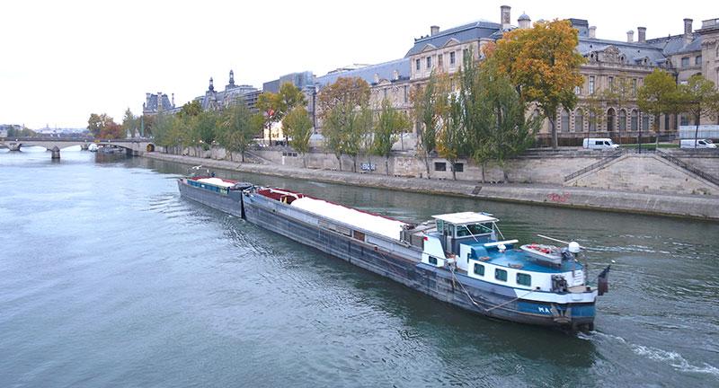 Barge transportant deux wagons de l'Orient-Express sur la Seine à Paris, le 23 octobre 2020. © Lorraine Lebrun