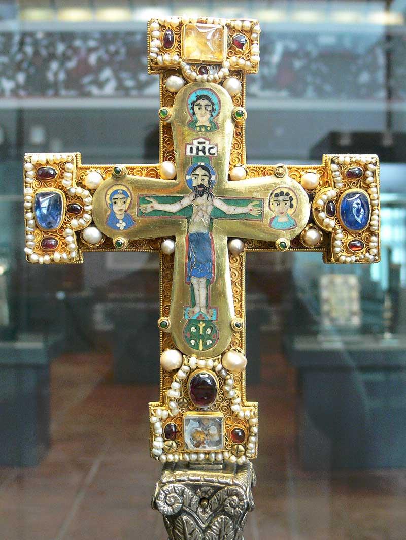Croix des Welf, XIIe siècle, appartenant au trésor des Guelfes et conservée au musée des arts décoratifs de Berlin. © FA2010, Public domain