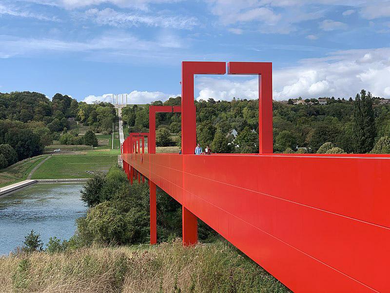 Passerelle de l'Axe Majeur de Dani Karavan à Cergy. © Chabe, 2020, CC BY-SA 4.0