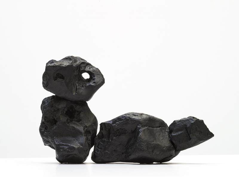 Jean-Michel Sanejouand, Le Pirate et la Tortue, 2016, pierres peintes en noir, série des Sculptures  © J.-M. Sanejouand
