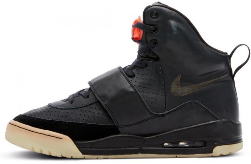 Baskets Nike Air Yeezy 1 portée par Kanye West lors de la cérémonie des Grammy Awards en 2008. © Sotheby's