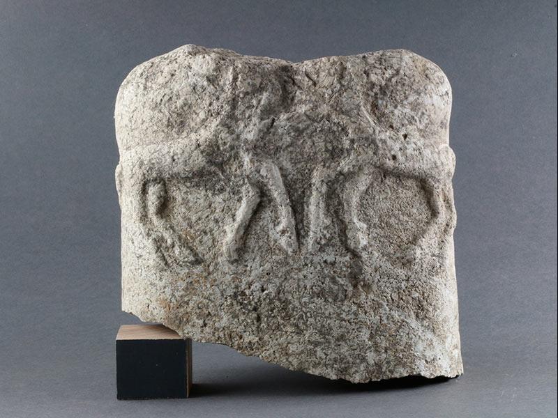 Fragment de statue de style celtique, représentant deux animaux en plein combat. © Mathilde Noel / Inrap