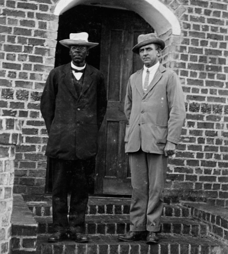 La dernière photo connue de John Chilembwe (à gauche) prise en 1914, un an avant sa disparition.