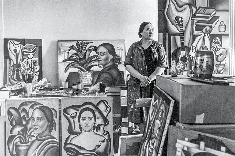 Nadia Léger dans son atelier de Callian en 1961, dans le Var. © Ida Karr / National Portrait Gallery.