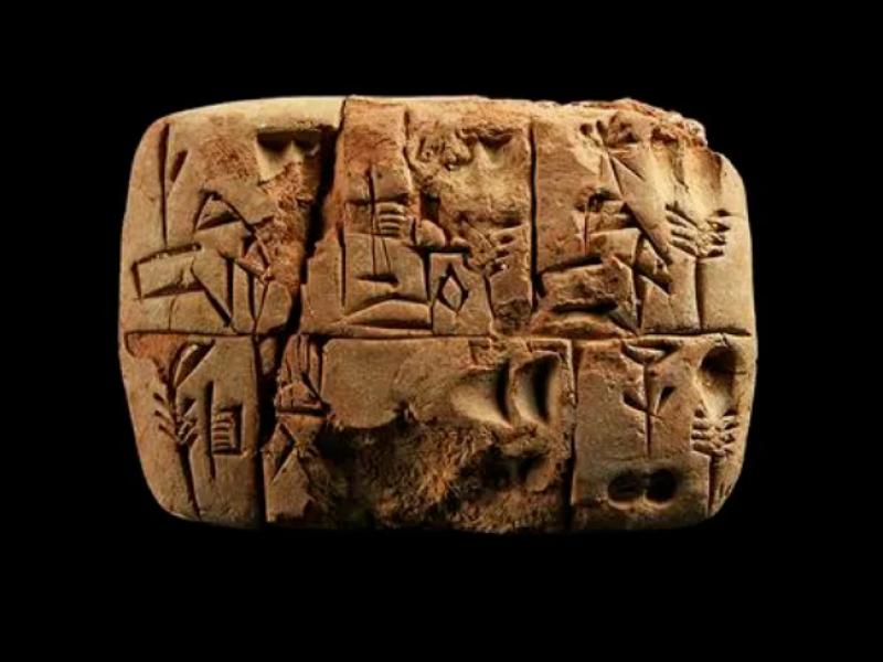 Tablette sumérienne en terre cuite, 3300 - 3100 av. J.-C. © Liveauctioneers.com