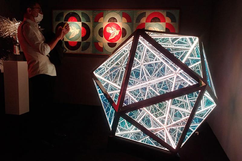 50'' Icosahedron d'Anthony James sur le stand de Opera Gallery, Art Paris, le 8 septembre 2021 © Photo LudoSane pour LeJournaldesArts.fr
